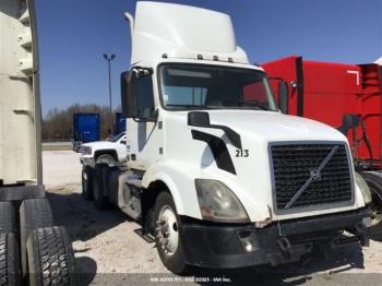  Salvage Volvo Vn
