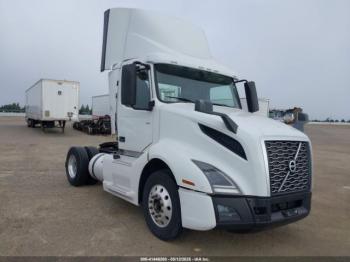  Salvage Volvo Vnl