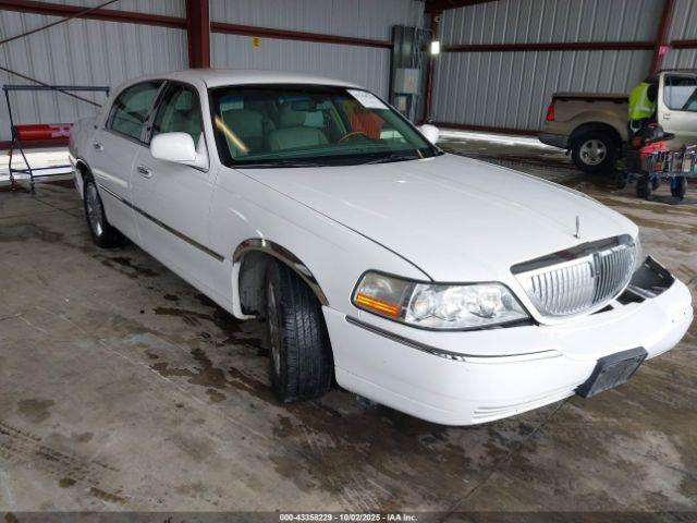  Salvage Lincoln Towncar