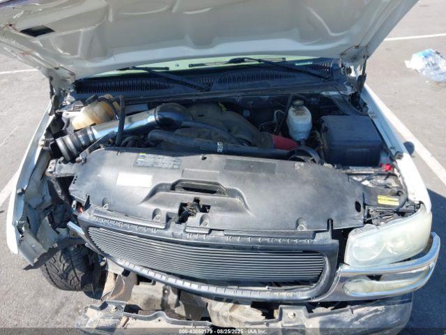 GMC Yukon Denali Image 9