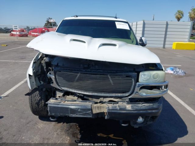 GMC Yukon Denali Image 16