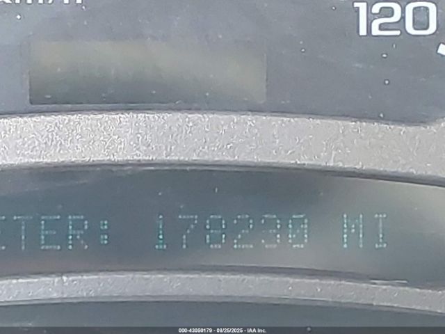 GMC Yukon Denali Image 11