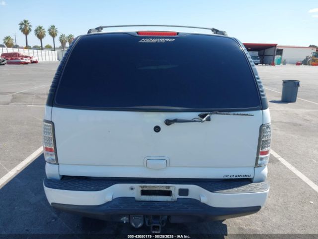 GMC Yukon Denali Image 12