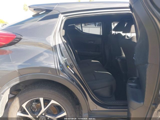 Toyota C-HR Xle Image 3