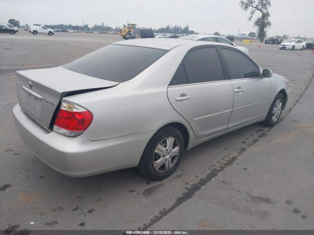 Toyota Camry Le Image 10