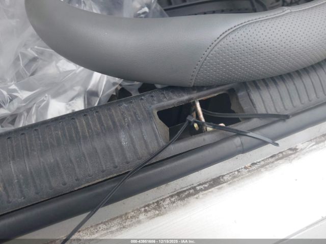 Toyota Camry Le Image 6