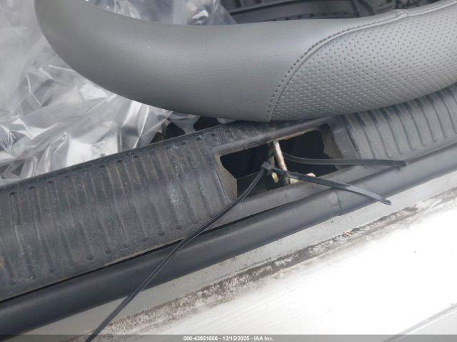 Toyota Camry Le Image 6