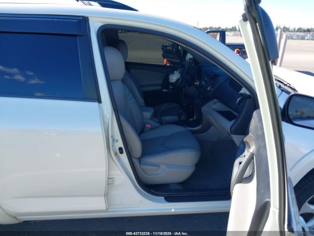 Toyota RAV4 Limited V6 Image 2