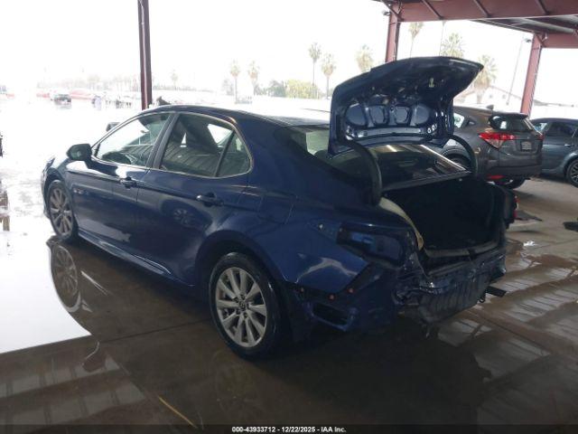 Toyota Camry Le Image 3