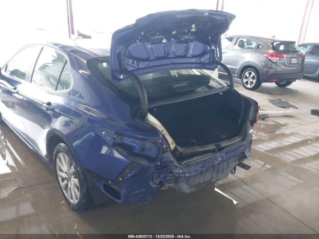 Toyota Camry Le Image 10