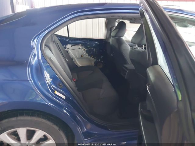 Toyota Camry Le Image 8