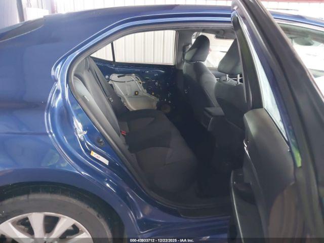 Toyota Camry Le Image 8