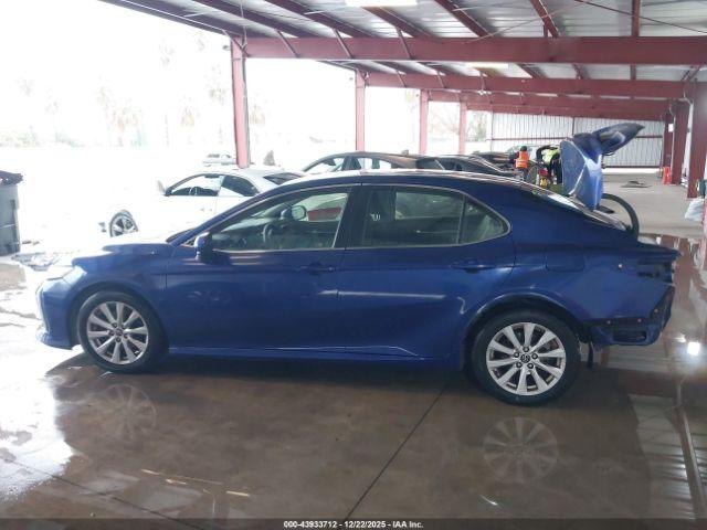 Toyota Camry Le Image 5