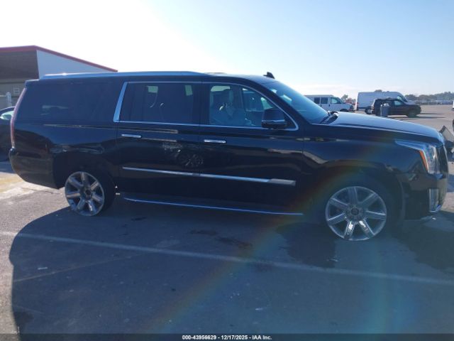 Cadillac Escalade Luxury Image 12