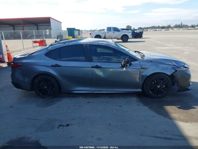 Toyota Camry Se Image 8