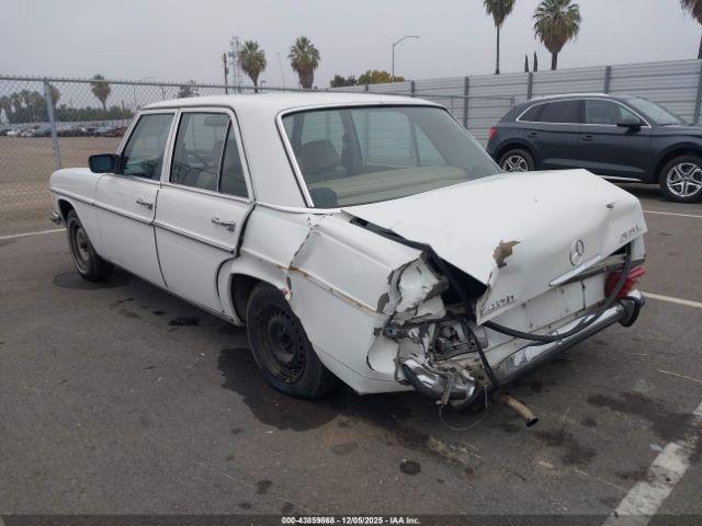 Mercedes-Benz 240d Image 8