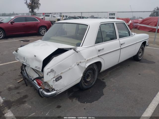 Mercedes-Benz 240d Image 6