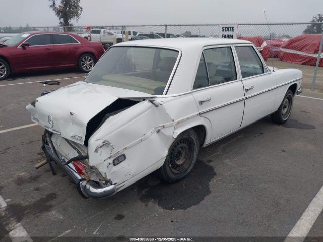 Mercedes-Benz 240d Image 6