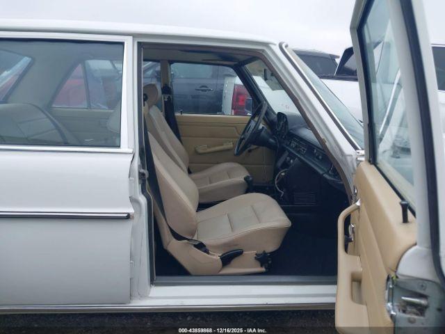 Mercedes-Benz 240d Image 7