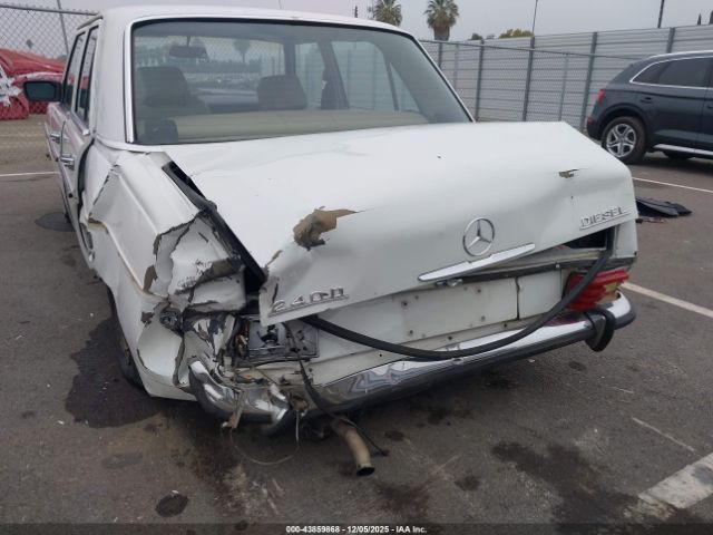 Mercedes-Benz 240d Image 11