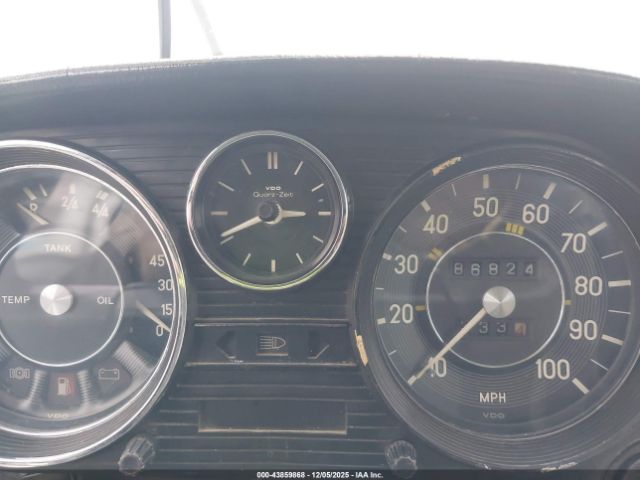 Mercedes-Benz 240d Image 10