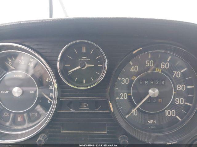 Mercedes-Benz 240d Image 10