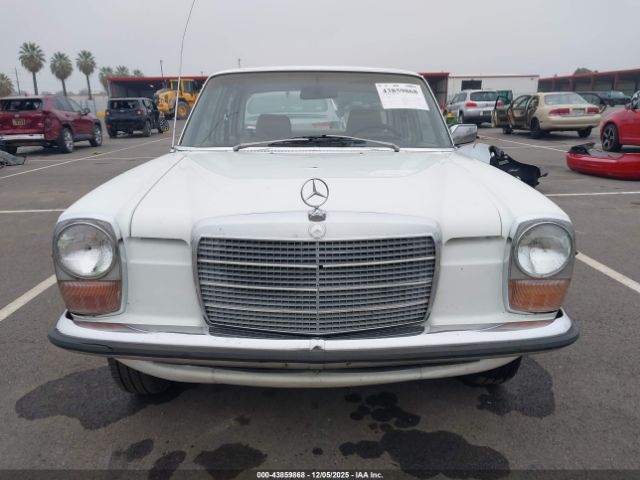 Mercedes-Benz 240d Image 13