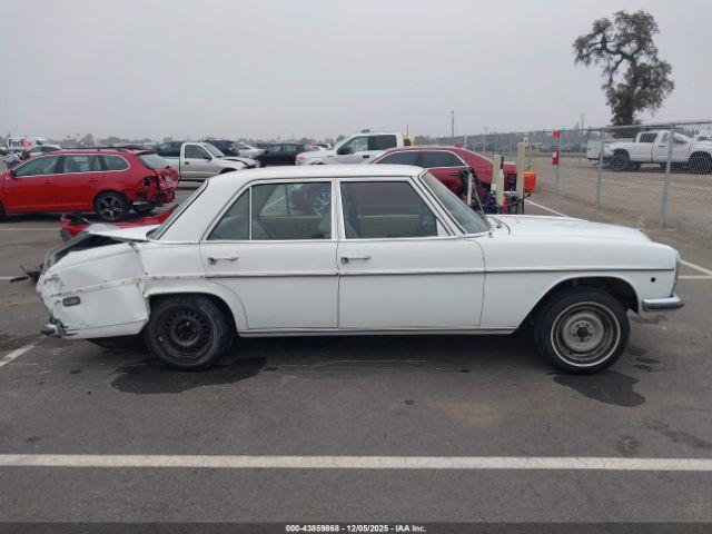 Mercedes-Benz 240d Image 2