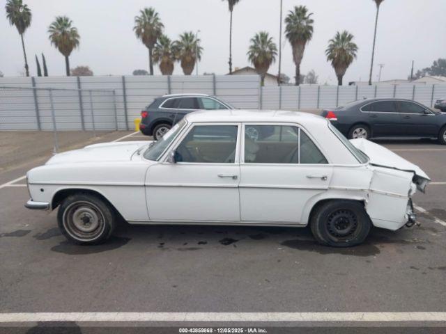 Mercedes-Benz 240d Image 3