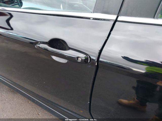 Toyota Camry Le Image 13