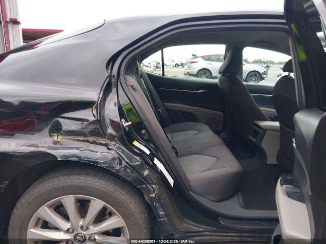 Toyota Camry Le Image 11