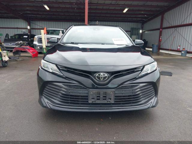 Toyota Camry Le Image 12