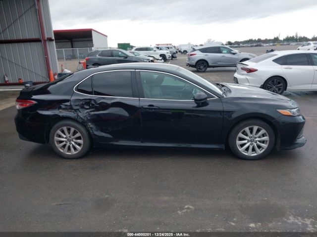 Toyota Camry Le Image 16