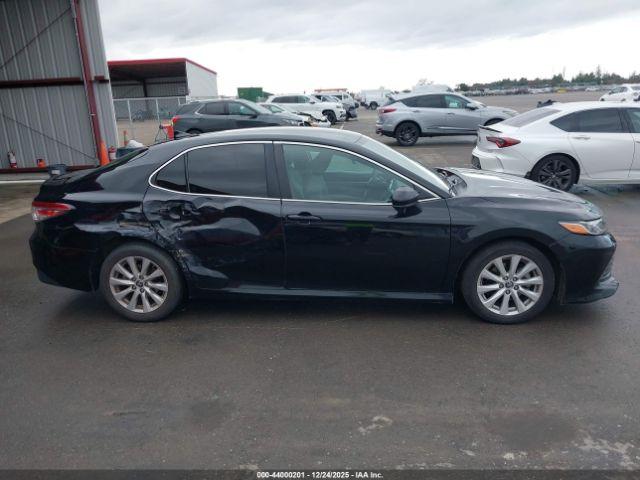 Toyota Camry Le Image 16