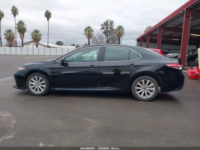 Toyota Camry Le Image 3