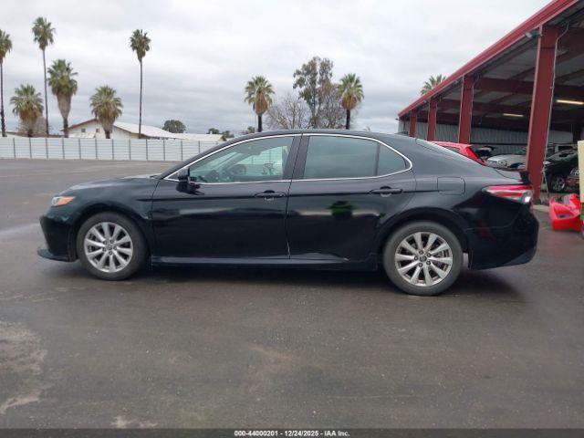 Toyota Camry Le Image 3