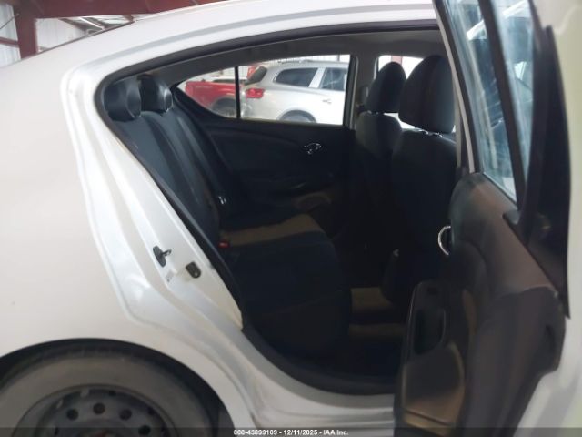 Nissan Versa Image 4