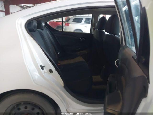 Nissan Versa Image 4