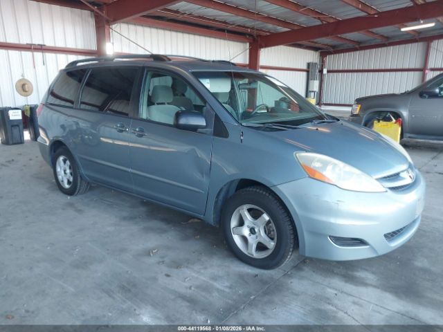 Toyota Sienna Le Image 1