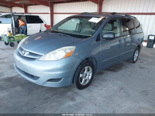 Toyota Sienna Le Image 2