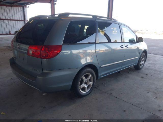 Toyota Sienna Le Image 9