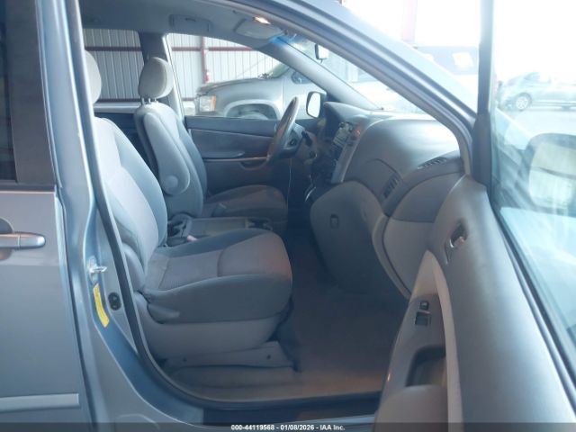 Toyota Sienna Le Image 7