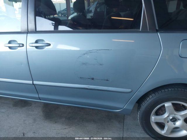 Toyota Sienna Le Image 6