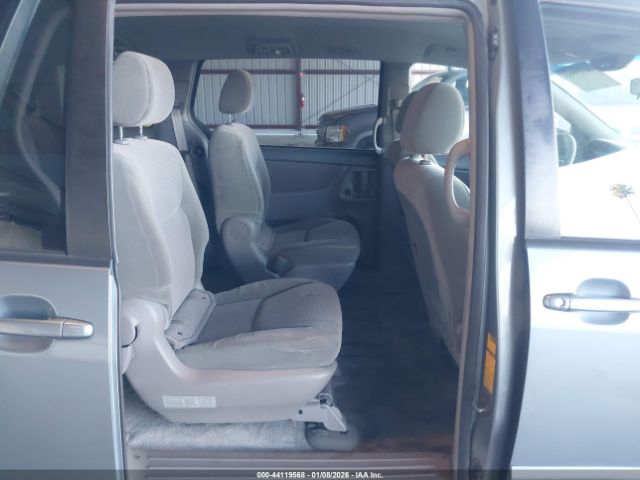 Toyota Sienna Le Image 3