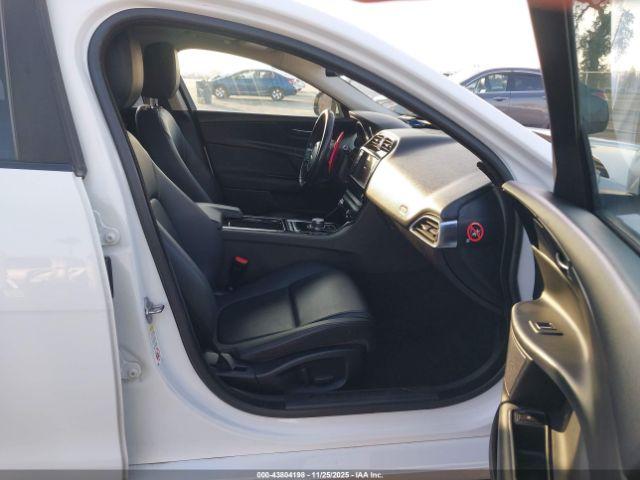 Jaguar XE 25t Image 15